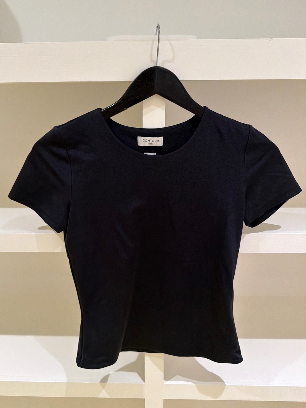Aritzia Contour Short Sleeve Tee in navy blue shine (size small)
